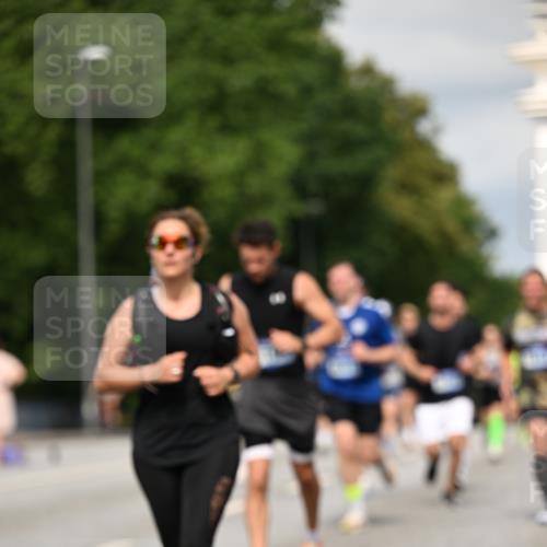 29.06.2025 - hella hamburg halbmarathon Dr. Thomas Lammeyer http://msf.ph/oto/8331918 29.06.2025 10:17:42 Kennedybrücke 1194, 1747, 1939, 2055, 2359, 2721, 2891, 2904, 2987, 4001, 4032, 4795, 4962, 5232, 5631, 5719, 6207, 7460, 7462, 7913, 8673, 9612, 9631, 9886, 10442, 10443 meine-sportfotos.de