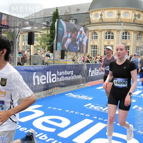29.06.2025 - hella hamburg halbmarathon Michael Strokosch http://msf.ph/oto/8331926 29.06.2025 10:49:55 Ziel 2540, 4017, 5460, 8454, 8455, 9126, 9200, 9491, 9597, 11975, 12527, 12733, 13463, 16732, 16800, 16887, 19109, 19122 meine-sportfotos.de