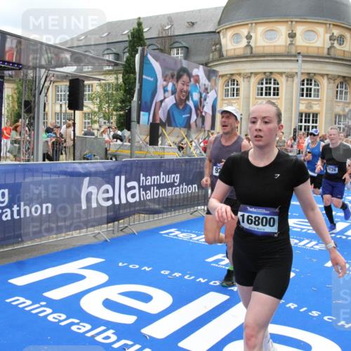 29.06.2025 - hella hamburg halbmarathon Michael Strokosch http://msf.ph/oto/8331939 29.06.2025 10:49:55 Ziel 2540, 4017, 5460, 8454, 8455, 9126, 9200, 9491, 9597, 11975, 12527, 12733, 13463, 16732, 16800, 16887, 19109, 19122 meine-sportfotos.de