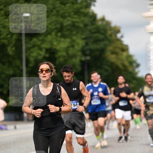 29.06.2025 - hella hamburg halbmarathon Dr. Thomas Lammeyer http://msf.ph/oto/8331944 29.06.2025 10:17:42 Kennedybrücke 1194, 1747, 1939, 2055, 2359, 2721, 2891, 2904, 2987, 4001, 4032, 4795, 4962, 5232, 5631, 5719, 6207, 7460, 7462, 7913, 8673, 9612, 9631, 9886, 10442, 10443 meine-sportfotos.de