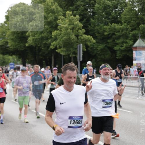29.06.2025 - hella hamburg halbmarathon Jannik Wohlers http://msf.ph/oto/8331992 29.06.2025 10:40:23 Lombardsbrücke 1075, 1323, 2042, 2173, 2206, 2299, 2858, 3121, 3306, 3432, 3694, 4044, 4411, 4530, 4612, 4774, 4775, 4972, 5753, 6098, 6163, 6289, 7293, 7956, 8053, 8054, 8429, 8430, 9009, 9237, 9437, 9946, 10166, 10920, 10940, 11053, 11513, 11514, 11686, 12191, 12610, 12692, 12699, 13145, 13773, 15154, 15905, 16028, 16297, 16449, 16450, 17267, 19087, 19168 meine-sportfotos.de