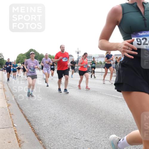 29.06.2025 - hella hamburg halbmarathon Lena Gebhardt http://msf.ph/oto/8332002 29.06.2025 10:37:57 Lombardsbrücke 7696, 11087, 9247, 1196, 1394, 1475, 1578, 1742, 1799, 1901, 1966, 1985, 2199, 2640, 2786, 2853, 3230, 3242, 3246, 3633, 3716, 3880, 4414, 4921, 5139, 5186, 5300, 5522, 5713, 5875, 6199, 6243, 6362, 6697, 6821, 6930, 6955, 7118, 7124, 7165, 7244, 7321, 7350, 7552, 7629, 7696, 7914, 8985, 9247, 9288, 9895, 10159, 10506, 10836, 11087, 11543, 12123, 12254, 12472, 12824, 16680, 17798 meine-sportfotos.de