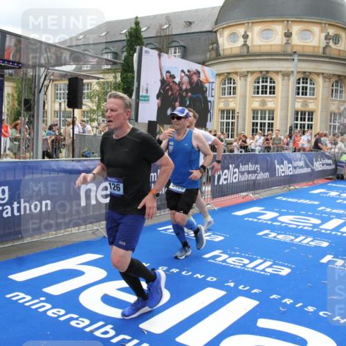 29.06.2025 - hella hamburg halbmarathon Michael Strokosch http://msf.ph/oto/8332112 29.06.2025 10:49:56 Ziel 2540, 4017, 5460, 8454, 8455, 9126, 9200, 9491, 9597, 11975, 12527, 12733, 13463, 16716, 16732, 16800, 16887, 19109, 19122 meine-sportfotos.de