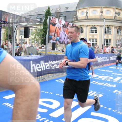 29.06.2025 - hella hamburg halbmarathon Michael Strokosch http://msf.ph/oto/8332365 29.06.2025 10:49:58 Ziel 2540, 3692, 3852, 4017, 5460, 8454, 8455, 9126, 9200, 9491, 9597, 12527, 12733, 13463, 16716, 16732, 16800, 16887, 19109, 19122 meine-sportfotos.de