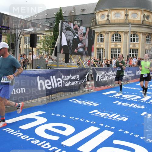 29.06.2025 - hella hamburg halbmarathon Michael Strokosch http://msf.ph/oto/8332501 29.06.2025 10:49:59 Ziel 2540, 3692, 3852, 4017, 5460, 7100, 8454, 8455, 9126, 9213, 9491, 9597, 12271, 12527, 12733, 13463, 16716, 16732, 16887, 19109, 19112, 19122 meine-sportfotos.de