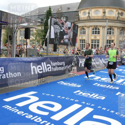 29.06.2025 - hella hamburg halbmarathon Michael Strokosch http://msf.ph/oto/8332518 29.06.2025 10:50:00 Ziel 2540, 3692, 3852, 7100, 7657, 8454, 8455, 9213, 9491, 9597, 12271, 12527, 12733, 13225, 13758, 16716, 16732, 16887, 19109, 19112 meine-sportfotos.de