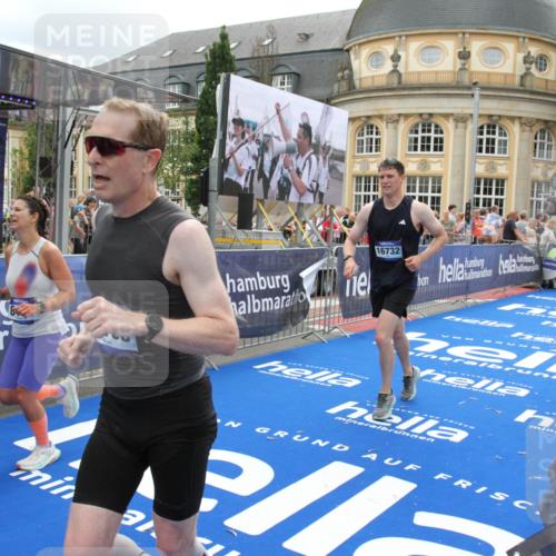 29.06.2025 - hella hamburg halbmarathon Michael Strokosch http://msf.ph/oto/8332683 29.06.2025 10:50:02 Ziel 1321, 2020, 2540, 3692, 3852, 7100, 7657, 8454, 9213, 9491, 12271, 12527, 12733, 13225, 13758, 16403, 16716, 16732, 16887, 18884, 19112 meine-sportfotos.de