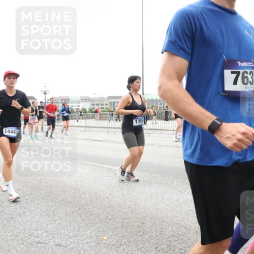 29.06.2025 - hella hamburg halbmarathon Lena Gebhardt http://msf.ph/oto/8332735 29.06.2025 10:47:34 Lombardsbrücke 9018, 14441, 1704, 763, 630, 1045, 1246, 1434, 1463, 1523, 1607, 1618, 1639, 1704, 1926, 2148, 2407, 2491, 2537, 2545, 2555, 2704, 2790, 2882, 2994, 3049, 3339, 4037, 4184, 4325, 4423, 4483, 4806, 4895, 4974, 4975, 5621, 5622, 5895, 6255, 6256, 6879, 6995, 7403, 7427, 7430, 7431, 7630, 7631, 7970, 8105, 8131, 8270, 8310, 8550, 8706, 8915, 8953, 9018, 9687, 9696, 9697, 10658, 10991, 11351, 11458, 11730, 11738, 11802, 11909, 12431 meine-sportfotos.de