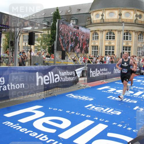 29.06.2025 - hella hamburg halbmarathon Michael Strokosch http://msf.ph/oto/8332817 29.06.2025 10:50:04 Ziel 1216, 1321, 2020, 3692, 3852, 7100, 7657, 8454, 9031, 9213, 9303, 12271, 12733, 13225, 13758, 16403, 16716, 16732, 18884, 19112 meine-sportfotos.de