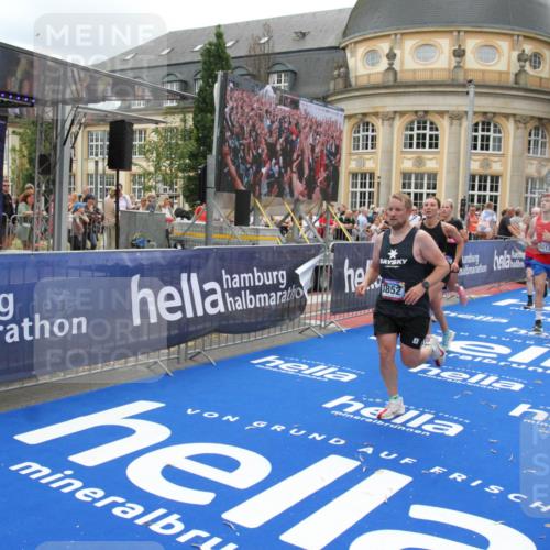 29.06.2025 - hella hamburg halbmarathon Michael Strokosch http://msf.ph/oto/8332892 29.06.2025 10:50:04 Ziel 1216, 1321, 2020, 3692, 3852, 7100, 7657, 8454, 9031, 9213, 9303, 12271, 12733, 13225, 13758, 16403, 16716, 16732, 18884, 19112 meine-sportfotos.de
