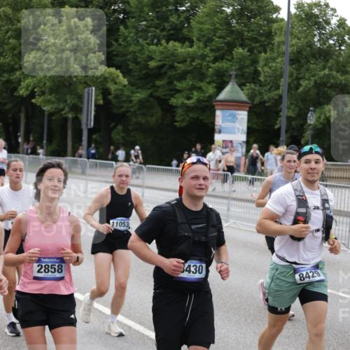 29.06.2025 - hella hamburg halbmarathon Jannik Wohlers http://msf.ph/oto/8332951 29.06.2025 10:40:29 Lombardsbrücke 1075, 1323, 2173, 2299, 2858, 3121, 3306, 3432, 3694, 4044, 4234, 4530, 4774, 4775, 4972, 5753, 6098, 6163, 6289, 6842, 7293, 8053, 8054, 8429, 8430, 9009, 9237, 9437, 9946, 10644, 10940, 11053, 11686, 12191, 12610, 12692, 12699, 13773, 14553, 16028, 16297, 16449, 16450, 17233, 17234, 17267, 17879, 19087 meine-sportfotos.de