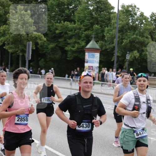29.06.2025 - hella hamburg halbmarathon Jannik Wohlers http://msf.ph/oto/8333016 29.06.2025 10:40:29 Lombardsbrücke 1075, 1323, 2173, 2299, 2858, 3121, 3306, 3432, 3694, 4044, 4234, 4530, 4774, 4775, 4972, 5753, 6098, 6163, 6289, 6842, 7293, 8053, 8054, 8429, 8430, 9009, 9237, 9437, 9946, 10644, 10940, 11053, 11686, 12191, 12610, 12692, 12699, 13773, 14553, 16028, 16297, 16449, 16450, 17233, 17234, 17267, 17879, 19087 meine-sportfotos.de