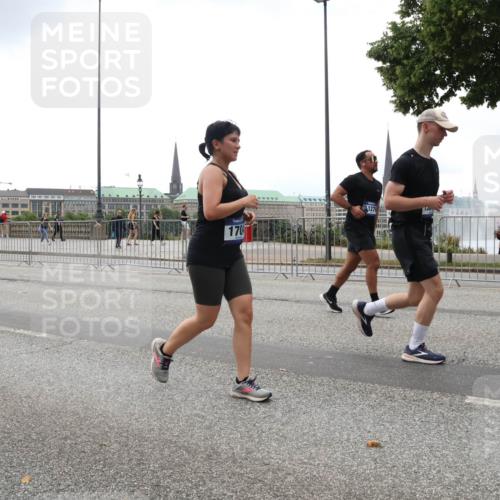 29.06.2025 - hella hamburg halbmarathon Lena Gebhardt http://msf.ph/oto/8333135 29.06.2025 10:47:34 Lombardsbrücke 14441, 170, 1279, 1045, 1246, 1434, 1463, 1523, 1607, 1618, 1639, 1704, 1926, 2148, 2407, 2491, 2537, 2545, 2555, 2704, 2790, 2882, 2994, 3049, 3339, 4037, 4184, 4325, 4423, 4483, 4806, 4895, 4974, 4975, 5621, 5622, 5895, 6255, 6256, 6879, 6995, 7403, 7427, 7430, 7431, 7630, 7631, 7970, 8105, 8131, 8270, 8310, 8550, 8706, 8915, 8953, 9018, 9687, 9696, 9697, 10658, 10991, 11351, 11458, 11730, 11738, 11802, 11909, 12431 meine-sportfotos.de