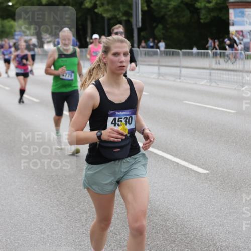 29.06.2025 - hella hamburg halbmarathon Jannik Wohlers http://msf.ph/oto/8333165 29.06.2025 10:40:31 Lombardsbrücke 1075, 1317, 1323, 2299, 2858, 3121, 3306, 3432, 3694, 4234, 4530, 4774, 4775, 4972, 5549, 5753, 6098, 6289, 6842, 7293, 7829, 8053, 8054, 8429, 8430, 9009, 9237, 9437, 9946, 10644, 10940, 11053, 11686, 11759, 12191, 12610, 12692, 12699, 13773, 14553, 14776, 16028, 16297, 16449, 16450, 16802, 17233, 17234, 17267, 17879, 18142, 19087 meine-sportfotos.de