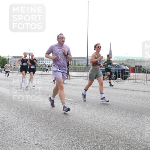 29.06.2025 - hella hamburg halbmarathon Lena Gebhardt http://msf.ph/oto/8333168 29.06.2025 10:37:59 Lombardsbrücke 11164, 578, 11543, 11457, 11456, 1500, 16211, 1196, 1394, 1457, 1475, 1578, 1742, 1799, 1901, 1966, 1985, 2199, 2786, 2853, 3230, 3242, 3246, 3633, 3716, 3880, 4414, 4921, 5139, 5300, 5522, 5713, 5875, 6199, 6200, 6243, 6362, 6697, 6751, 6930, 6955, 7118, 7124, 7165, 7244, 7321, 7350, 7552, 7629, 7696, 7914, 8985, 9247, 9288, 9895, 10159, 10506, 10836, 11087, 11543, 12123, 12254, 12472, 12824, 16680, 17798 meine-sportfotos.de