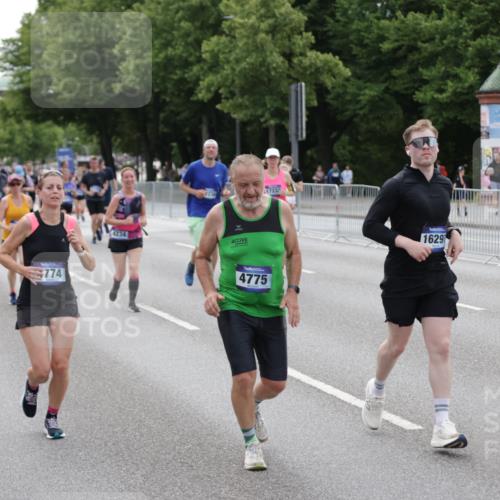 29.06.2025 - hella hamburg halbmarathon Jannik Wohlers http://msf.ph/oto/8333200 29.06.2025 10:40:32 Lombardsbrücke 1075, 1317, 1323, 2299, 2858, 3121, 3432, 3694, 4234, 4530, 4638, 4774, 4775, 5549, 5753, 6098, 6289, 6842, 7293, 7829, 8053, 8054, 8429, 8430, 8769, 9009, 9237, 9437, 10644, 11053, 11686, 11759, 12191, 12610, 12692, 12699, 14553, 14776, 16028, 16297, 16449, 16450, 16802, 17233, 17234, 17879, 18142, 18844, 19087 meine-sportfotos.de