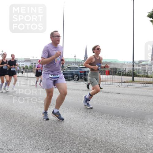 29.06.2025 - hella hamburg halbmarathon Lena Gebhardt http://msf.ph/oto/8333210 29.06.2025 10:37:59 Lombardsbrücke 11457, 11456, 1500, 1196, 1394, 1457, 1475, 1578, 1742, 1799, 1901, 1966, 1985, 2199, 2786, 2853, 3230, 3242, 3246, 3633, 3716, 3880, 4414, 4921, 5139, 5300, 5522, 5713, 5875, 6199, 6200, 6243, 6362, 6697, 6751, 6930, 6955, 7118, 7124, 7165, 7244, 7321, 7350, 7552, 7629, 7696, 7914, 8985, 9247, 9288, 9895, 10159, 10506, 10836, 11087, 11543, 12123, 12254, 12472, 12824, 16680, 17798 meine-sportfotos.de