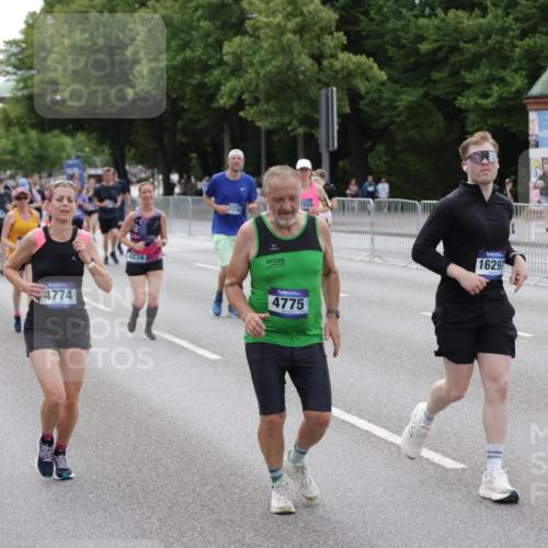29.06.2025 - hella hamburg halbmarathon Jannik Wohlers http://msf.ph/oto/8333243 29.06.2025 10:40:32 Lombardsbrücke 1075, 1317, 1323, 2299, 2858, 3121, 3432, 3694, 4234, 4530, 4638, 4774, 4775, 5549, 5753, 6098, 6289, 6842, 7293, 7829, 8053, 8054, 8429, 8430, 8769, 9009, 9237, 9437, 10644, 11053, 11686, 11759, 12191, 12610, 12692, 12699, 14553, 14776, 16028, 16297, 16449, 16450, 16802, 17233, 17234, 17879, 18142, 18844, 19087 meine-sportfotos.de