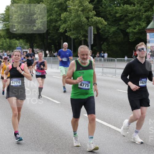 29.06.2025 - hella hamburg halbmarathon Jannik Wohlers http://msf.ph/oto/8333328 29.06.2025 10:40:32 Lombardsbrücke 1075, 1317, 1323, 2299, 2858, 3121, 3432, 3694, 4234, 4530, 4638, 4774, 4775, 5549, 5753, 6098, 6289, 6842, 7293, 7829, 8053, 8054, 8429, 8430, 8769, 9009, 9237, 9437, 10644, 11053, 11686, 11759, 12191, 12610, 12692, 12699, 14553, 14776, 16028, 16297, 16449, 16450, 16802, 17233, 17234, 17879, 18142, 18844, 19087 meine-sportfotos.de