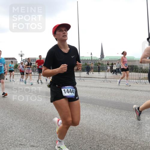 29.06.2025 - hella hamburg halbmarathon Lena Gebhardt http://msf.ph/oto/8333334 29.06.2025 10:47:34 Lombardsbrücke 9018, 6256, 1444, 170, 1045, 1246, 1434, 1463, 1523, 1607, 1618, 1639, 1704, 1926, 2148, 2407, 2491, 2537, 2545, 2555, 2704, 2790, 2882, 2994, 3049, 3339, 4037, 4184, 4325, 4423, 4483, 4806, 4895, 4974, 4975, 5621, 5622, 5895, 6255, 6256, 6879, 6995, 7403, 7427, 7430, 7431, 7630, 7631, 7970, 8105, 8131, 8270, 8310, 8550, 8706, 8915, 8953, 9018, 9687, 9696, 9697, 10658, 10991, 11351, 11458, 11730, 11738, 11802, 11909, 12431 meine-sportfotos.de