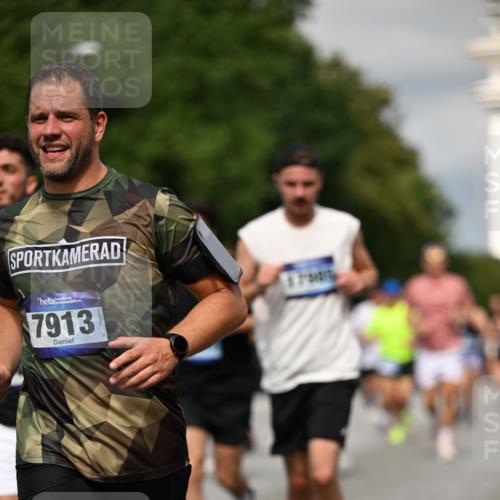 29.06.2025 - hella hamburg halbmarathon Dr. Thomas Lammeyer http://msf.ph/oto/8333366 29.06.2025 10:17:47 Kennedybrücke 1194, 1747, 1939, 2359, 2721, 2891, 2904, 4001, 4032, 4795, 4962, 5631, 5719, 6207, 7462, 7913, 8673, 9141, 9612, 9631, 9886, 10442, 10443 meine-sportfotos.de