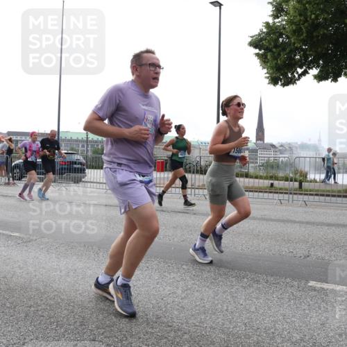 29.06.2025 - hella hamburg halbmarathon Lena Gebhardt http://msf.ph/oto/8333369 29.06.2025 10:38:00 Lombardsbrücke 11457, 11456, 1500, 1196, 1394, 1457, 1475, 1578, 1596, 1742, 1799, 1901, 1966, 1985, 2199, 2498, 2786, 2853, 3230, 3242, 3246, 3633, 3716, 3880, 4414, 4921, 5139, 5300, 5522, 5713, 5875, 6199, 6200, 6243, 6362, 6697, 6751, 6930, 7118, 7124, 7165, 7244, 7321, 7350, 7552, 7629, 7696, 7914, 8985, 9247, 9288, 9895, 10159, 10506, 10836, 11087, 11543, 12123, 12254, 12472, 12824, 16680, 17798 meine-sportfotos.de