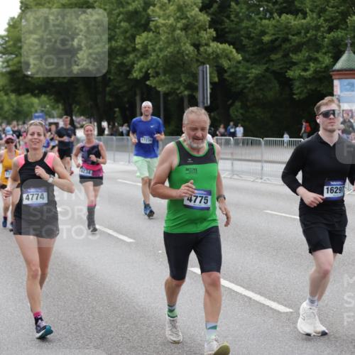 29.06.2025 - hella hamburg halbmarathon Jannik Wohlers http://msf.ph/oto/8333373 29.06.2025 10:40:32 Lombardsbrücke 1075, 1317, 1323, 2299, 2858, 3121, 3432, 3694, 4234, 4530, 4638, 4774, 4775, 5549, 5753, 6098, 6289, 6842, 7293, 7829, 8053, 8054, 8429, 8430, 8769, 9009, 9237, 9437, 10644, 11053, 11686, 11759, 12191, 12610, 12692, 12699, 14553, 14776, 16028, 16297, 16449, 16450, 16802, 17233, 17234, 17879, 18142, 18844, 19087 meine-sportfotos.de