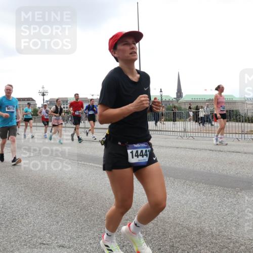 29.06.2025 - hella hamburg halbmarathon Lena Gebhardt http://msf.ph/oto/8333398 29.06.2025 10:47:35 Lombardsbrücke 9018, 13737, 14441, 170, 1045, 1246, 1434, 1463, 1523, 1618, 1639, 1704, 1926, 2148, 2407, 2491, 2537, 2545, 2704, 2790, 2882, 2994, 3049, 3339, 4037, 4184, 4325, 4423, 4483, 4806, 4895, 4974, 4975, 5621, 5622, 5895, 6255, 6256, 6879, 6995, 7403, 7427, 7430, 7431, 7630, 7631, 7970, 8105, 8131, 8270, 8310, 8550, 8706, 8915, 8953, 9018, 9687, 9696, 9697, 10658, 10991, 11351, 11458, 11730, 11738, 11802, 11909, 12431 meine-sportfotos.de
