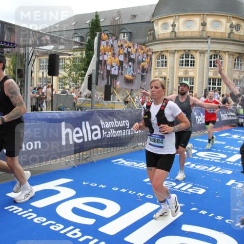 29.06.2025 - hella hamburg halbmarathon Michael Strokosch http://msf.ph/oto/8333460 29.06.2025 10:50:09 Ziel 1216, 1321, 1507, 2020, 3296, 3562, 7176, 7657, 8313, 9031, 9303, 9965, 12203, 13225, 13282, 13758, 14257, 16403, 18228, 18657, 18658, 18884 meine-sportfotos.de