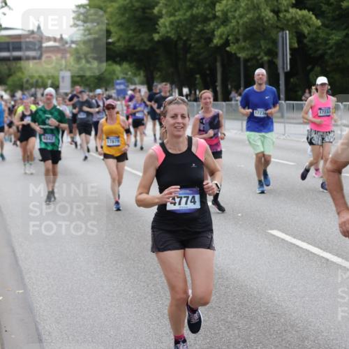 29.06.2025 - hella hamburg halbmarathon Jannik Wohlers http://msf.ph/oto/8333476 29.06.2025 10:40:33 Lombardsbrücke 1075, 1317, 2299, 2858, 3121, 3432, 3694, 4234, 4530, 4638, 4774, 4775, 5086, 5549, 5753, 6098, 6289, 6842, 7293, 7829, 8053, 8054, 8429, 8430, 8769, 9009, 9237, 9437, 10269, 10644, 11053, 11686, 11759, 12191, 12610, 12692, 12699, 14553, 14776, 16028, 16297, 16449, 16450, 16802, 17233, 17234, 17872, 17879, 18142, 18844, 19087 meine-sportfotos.de
