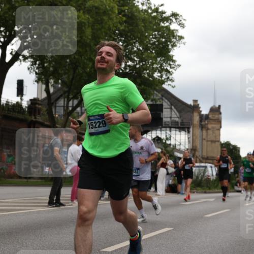 29.06.2025 - hella hamburg halbmarathon Yannick Fuchs http://msf.ph/oto/8333513 29.06.2025 10:51:50 20KM 1611, 2025, 2488, 2606, 2759, 2806, 2840, 2883, 2907, 3093, 3141, 3859, 4426, 4467, 4502, 4579, 4632, 4833, 5341, 5926, 6104, 6281, 6302, 6531, 6595, 7138, 7189, 7833, 8322, 8585, 9316, 9485, 10599, 10788, 11645, 13465, 13816, 14571, 15217, 15229, 16517, 16531, 17405, 17415, 17455, 17543, 18068, 18180, 18492, 18501, 18587, 18762, 18891 meine-sportfotos.de