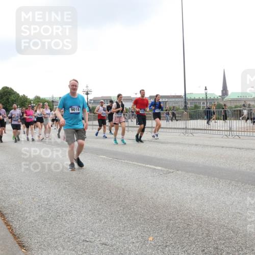 29.06.2025 - hella hamburg halbmarathon Lena Gebhardt http://msf.ph/oto/8333597 29.06.2025 10:47:35 Lombardsbrücke 14197, 9969, 9018, 4975, 1045, 1246, 1434, 1463, 1523, 1618, 1639, 1704, 1926, 2148, 2407, 2491, 2537, 2545, 2704, 2790, 2882, 2994, 3049, 3339, 4037, 4184, 4325, 4423, 4483, 4806, 4895, 4974, 4975, 5621, 5622, 5895, 6255, 6256, 6879, 6995, 7403, 7427, 7430, 7431, 7630, 7631, 7970, 8105, 8131, 8270, 8310, 8550, 8706, 8915, 8953, 9018, 9687, 9696, 9697, 10658, 10991, 11351, 11458, 11730, 11738, 11802, 11909, 12431 meine-sportfotos.de