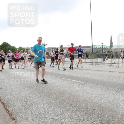 29.06.2025 - hella hamburg halbmarathon Lena Gebhardt http://msf.ph/oto/8333687 29.06.2025 10:47:35 Lombardsbrücke 9018, 9969, 13737, 1045, 1246, 1434, 1463, 1523, 1618, 1639, 1704, 1926, 2148, 2407, 2491, 2537, 2545, 2704, 2790, 2882, 2994, 3049, 3339, 4037, 4184, 4325, 4423, 4483, 4806, 4895, 4974, 4975, 5621, 5622, 5895, 6255, 6256, 6879, 6995, 7403, 7427, 7430, 7431, 7630, 7631, 7970, 8105, 8131, 8270, 8310, 8550, 8706, 8915, 8953, 9018, 9687, 9696, 9697, 10658, 10991, 11351, 11458, 11730, 11738, 11802, 11909, 12431 meine-sportfotos.de