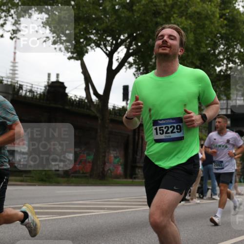 29.06.2025 - hella hamburg halbmarathon Yannick Fuchs http://msf.ph/oto/8333692 29.06.2025 10:51:50 20KM 1611, 2025, 2488, 2606, 2759, 2806, 2840, 2883, 2907, 3093, 3141, 3859, 4426, 4467, 4502, 4579, 4632, 4833, 5341, 5926, 6104, 6281, 6302, 6531, 6595, 7138, 7189, 7833, 8322, 8585, 9316, 9485, 10599, 10788, 11645, 13465, 13816, 14571, 15217, 15229, 16517, 16531, 17405, 17415, 17455, 17543, 18068, 18180, 18492, 18501, 18587, 18762, 18891 meine-sportfotos.de