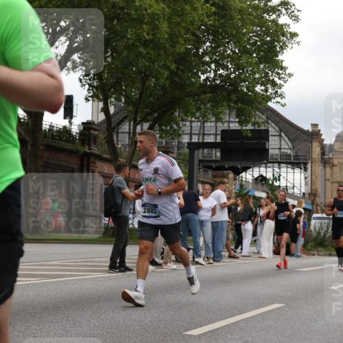 29.06.2025 - hella hamburg halbmarathon Yannick Fuchs http://msf.ph/oto/8333719 29.06.2025 10:51:50 20KM 1611, 2025, 2488, 2606, 2759, 2806, 2840, 2883, 2907, 3093, 3141, 3859, 4426, 4467, 4502, 4579, 4632, 4833, 5341, 5926, 6104, 6281, 6302, 6531, 6595, 7138, 7189, 7833, 8322, 8585, 9316, 9485, 10599, 10788, 11645, 13465, 13816, 14571, 15217, 15229, 16517, 16531, 17405, 17415, 17455, 17543, 18068, 18180, 18492, 18501, 18587, 18762, 18891 meine-sportfotos.de