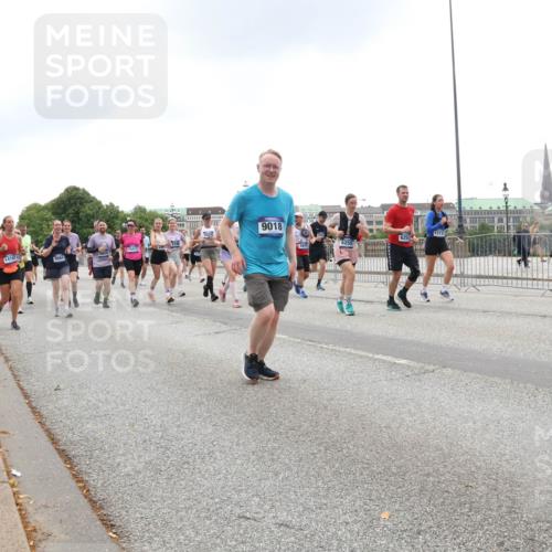 29.06.2025 - hella hamburg halbmarathon Lena Gebhardt http://msf.ph/oto/8333771 29.06.2025 10:47:35 Lombardsbrücke 14197, 15413, 9018, 4975, 1045, 1246, 1434, 1463, 1523, 1618, 1639, 1704, 1926, 2148, 2407, 2491, 2537, 2545, 2704, 2790, 2882, 2994, 3049, 3339, 4037, 4184, 4325, 4423, 4483, 4806, 4895, 4974, 4975, 5621, 5622, 5895, 6255, 6256, 6879, 6995, 7403, 7427, 7430, 7431, 7630, 7631, 7970, 8105, 8131, 8270, 8310, 8550, 8706, 8915, 8953, 9018, 9687, 9696, 9697, 10658, 10991, 11351, 11458, 11730, 11738, 11802, 11909, 12431 meine-sportfotos.de