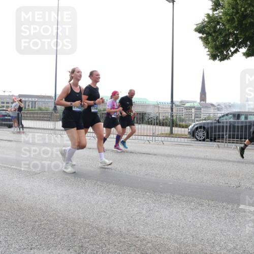 29.06.2025 - hella hamburg halbmarathon Lena Gebhardt http://msf.ph/oto/8333822 29.06.2025 10:38:01 Lombardsbrücke 164, 11457, 11456, 1196, 1394, 1457, 1475, 1578, 1596, 1742, 1799, 1901, 1966, 1985, 2199, 2498, 2786, 2853, 3230, 3242, 3246, 3633, 3716, 3880, 4414, 4921, 5139, 5300, 5522, 5713, 5875, 6199, 6200, 6243, 6362, 6697, 6751, 6930, 7118, 7124, 7165, 7244, 7321, 7350, 7552, 7629, 7696, 7914, 8985, 9247, 9288, 9895, 10159, 10506, 10836, 11087, 11543, 12123, 12254, 12472, 12824, 16680, 17798 meine-sportfotos.de