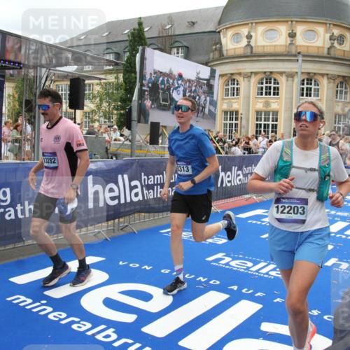 29.06.2025 - hella hamburg halbmarathon Michael Strokosch http://msf.ph/oto/8333963 29.06.2025 10:50:14 Ziel 1119, 1507, 3296, 3562, 7176, 7930, 7932, 8313, 9965, 10371, 11607, 12203, 12235, 13282, 14257, 15620, 18228, 18657, 18658, 18811, 19040 meine-sportfotos.de