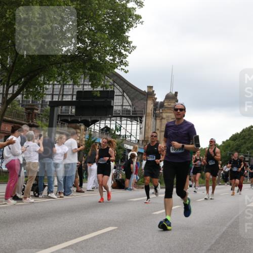 29.06.2025 - hella hamburg halbmarathon Yannick Fuchs http://msf.ph/oto/8334058 29.06.2025 10:51:51 20KM 1595, 1611, 2025, 2488, 2606, 2759, 2806, 2840, 2883, 2907, 3093, 3141, 3859, 4319, 4426, 4467, 4502, 4579, 4632, 4833, 5341, 5926, 6104, 6281, 6302, 6531, 6595, 7138, 7189, 8322, 8585, 9316, 9485, 10599, 10788, 11645, 13465, 13816, 14266, 14571, 15217, 15229, 16517, 16531, 17405, 17415, 17455, 17543, 18068, 18180, 18492, 18501, 18587, 18762, 18891 meine-sportfotos.de