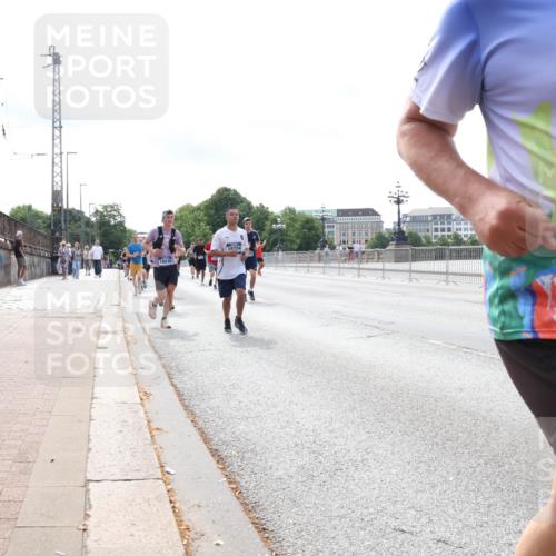 29.06.2025 - hella hamburg halbmarathon Lena Gebhardt http://msf.ph/oto/8334173 29.06.2025 10:13:16 Lombardsbrücke 18754, 914, 1007, 1020, 1051, 1747, 1859, 2942, 2961, 3218, 3360, 3728, 3729, 4187, 4532, 4950, 5546, 6207, 6489, 6724, 7346, 7446, 7447, 7460, 7873, 8279, 8398, 8405, 8913, 9141, 9527, 9612, 10067, 10402, 11720, 12492, 13331, 13928, 14404, 15531, 15922, 16030, 16255, 16323, 16437, 17061, 17474, 17699, 17988, 18048, 18222, 18320, 18530, 18732 meine-sportfotos.de