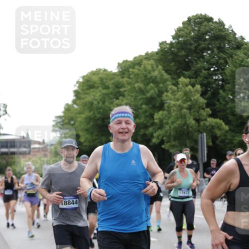29.06.2025 - hella hamburg halbmarathon Jannik Wohlers http://msf.ph/oto/8334184 29.06.2025 10:40:42 Lombardsbrücke 1317, 1731, 2805, 4234, 4412, 4638, 4774, 5086, 5225, 5549, 6088, 6474, 6842, 7661, 7821, 7829, 8385, 8751, 8769, 8878, 9009, 9962, 10269, 10407, 10644, 10835, 11759, 11851, 13168, 13778, 13848, 14253, 14553, 14776, 15076, 15953, 16297, 16454, 16802, 16981, 17233, 17234, 17872, 17879, 18142, 18494, 18580, 18844 meine-sportfotos.de