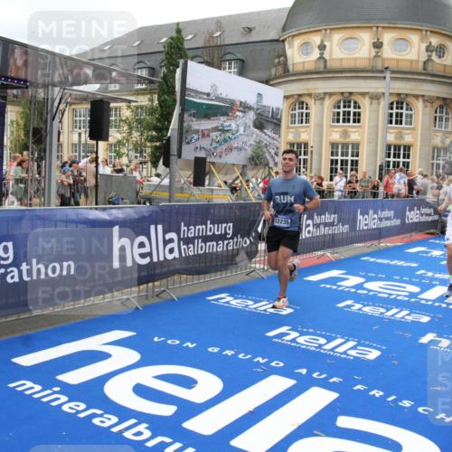 29.06.2025 - hella hamburg halbmarathon Michael Strokosch http://msf.ph/oto/8334186 29.06.2025 10:50:17 Ziel 1119, 3296, 4933, 7176, 7930, 7932, 8921, 10371, 11607, 12235, 13609, 13690, 15620, 16000, 18499, 18811, 19040 meine-sportfotos.de