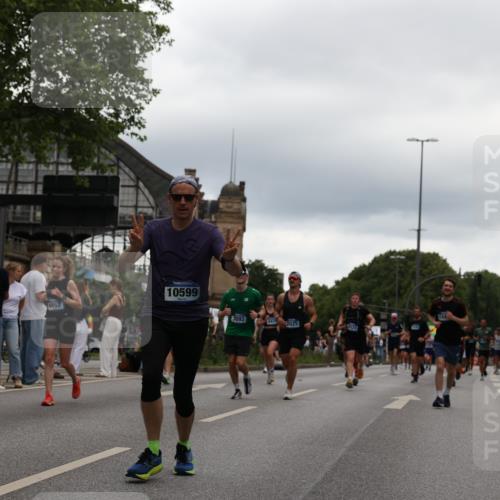 29.06.2025 - hella hamburg halbmarathon Yannick Fuchs http://msf.ph/oto/8334221 29.06.2025 10:51:51 20KM 1595, 1611, 2025, 2488, 2606, 2759, 2806, 2840, 2883, 2907, 3093, 3141, 3859, 4319, 4426, 4467, 4502, 4579, 4632, 4833, 5341, 5926, 6104, 6281, 6302, 6531, 6595, 7138, 7189, 8322, 8585, 9316, 9485, 10599, 10788, 11645, 13465, 13816, 14266, 14571, 15217, 15229, 16517, 16531, 17405, 17415, 17455, 17543, 18068, 18180, 18492, 18501, 18587, 18762, 18891 meine-sportfotos.de