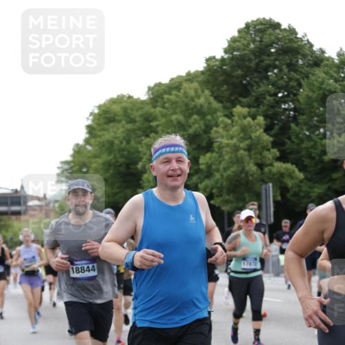29.06.2025 - hella hamburg halbmarathon Jannik Wohlers http://msf.ph/oto/8334234 29.06.2025 10:40:42 Lombardsbrücke 1317, 1731, 2805, 4234, 4412, 4638, 4774, 5086, 5225, 5549, 6088, 6474, 6842, 7661, 7821, 7829, 8385, 8751, 8769, 8878, 9009, 9962, 10269, 10407, 10644, 10835, 11759, 11851, 13168, 13778, 13848, 14253, 14553, 14776, 15076, 15953, 16297, 16454, 16802, 16981, 17233, 17234, 17872, 17879, 18142, 18494, 18580, 18844 meine-sportfotos.de