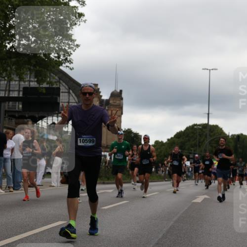 29.06.2025 - hella hamburg halbmarathon Yannick Fuchs http://msf.ph/oto/8334246 29.06.2025 10:51:51 20KM 1595, 1611, 2025, 2488, 2606, 2759, 2806, 2840, 2883, 2907, 3093, 3141, 3859, 4319, 4426, 4467, 4502, 4579, 4632, 4833, 5341, 5926, 6104, 6281, 6302, 6531, 6595, 7138, 7189, 8322, 8585, 9316, 9485, 10599, 10788, 11645, 13465, 13816, 14266, 14571, 15217, 15229, 16517, 16531, 17405, 17415, 17455, 17543, 18068, 18180, 18492, 18501, 18587, 18762, 18891 meine-sportfotos.de