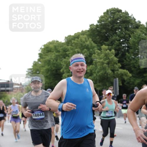 29.06.2025 - hella hamburg halbmarathon Jannik Wohlers http://msf.ph/oto/8334250 29.06.2025 10:40:42 Lombardsbrücke 1317, 1731, 2805, 4234, 4412, 4638, 4774, 5086, 5225, 5549, 6088, 6474, 6842, 7661, 7821, 7829, 8385, 8751, 8769, 8878, 9009, 9962, 10269, 10407, 10644, 10835, 11759, 11851, 13168, 13778, 13848, 14253, 14553, 14776, 15076, 15953, 16297, 16454, 16802, 16981, 17233, 17234, 17872, 17879, 18142, 18494, 18580, 18844 meine-sportfotos.de