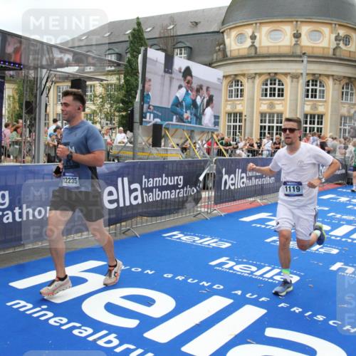 29.06.2025 - hella hamburg halbmarathon Michael Strokosch http://msf.ph/oto/8334322 29.06.2025 10:50:17 Ziel 1119, 3296, 4933, 7176, 7930, 7932, 8921, 10371, 11607, 12235, 13609, 13690, 15620, 16000, 18499, 18811, 19040 meine-sportfotos.de