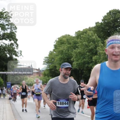 29.06.2025 - hella hamburg halbmarathon Jannik Wohlers http://msf.ph/oto/8334364 29.06.2025 10:40:43 Lombardsbrücke 1317, 1731, 2229, 2805, 4234, 4412, 4638, 4774, 5086, 5225, 5549, 6088, 6474, 6842, 7661, 7821, 7829, 8293, 8385, 8751, 8769, 8878, 9962, 10269, 10407, 10644, 10835, 11759, 11851, 13168, 13778, 13848, 14253, 14553, 14776, 15076, 15953, 16297, 16454, 16802, 16846, 16981, 17233, 17234, 17872, 17879, 18142, 18494, 18580, 18844 meine-sportfotos.de