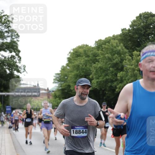29.06.2025 - hella hamburg halbmarathon Jannik Wohlers http://msf.ph/oto/8334387 29.06.2025 10:40:43 Lombardsbrücke 1317, 1731, 2229, 2805, 4234, 4412, 4638, 4774, 5086, 5225, 5549, 6088, 6474, 6842, 7661, 7821, 7829, 8293, 8385, 8751, 8769, 8878, 9962, 10269, 10407, 10644, 10835, 11759, 11851, 13168, 13778, 13848, 14253, 14553, 14776, 15076, 15953, 16297, 16454, 16802, 16846, 16981, 17233, 17234, 17872, 17879, 18142, 18494, 18580, 18844 meine-sportfotos.de