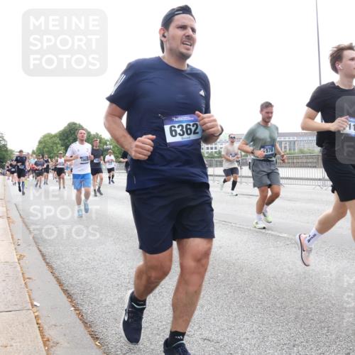29.06.2025 - hella hamburg halbmarathon Lena Gebhardt http://msf.ph/oto/8334397 29.06.2025 10:38:02 Lombardsbrücke 10025, 6362, 1578, 1164, 1196, 1394, 1457, 1475, 1578, 1596, 1742, 1799, 1901, 1966, 1985, 2199, 2498, 2786, 2853, 3230, 3242, 3246, 3338, 3716, 3880, 4414, 4921, 5139, 5300, 5522, 5713, 5875, 6199, 6200, 6243, 6362, 6697, 6751, 6930, 7118, 7124, 7165, 7244, 7321, 7350, 7552, 7629, 7696, 7868, 7914, 8985, 9247, 9288, 9895, 10159, 10506, 10836, 11087, 11543, 12123, 12254, 12472, 12824, 16680, 17798 meine-sportfotos.de